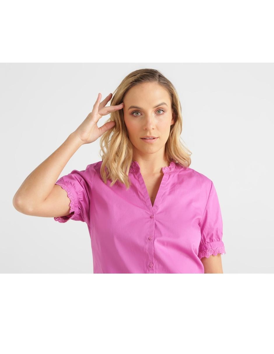 Blusa cuello redondo con encaje 4